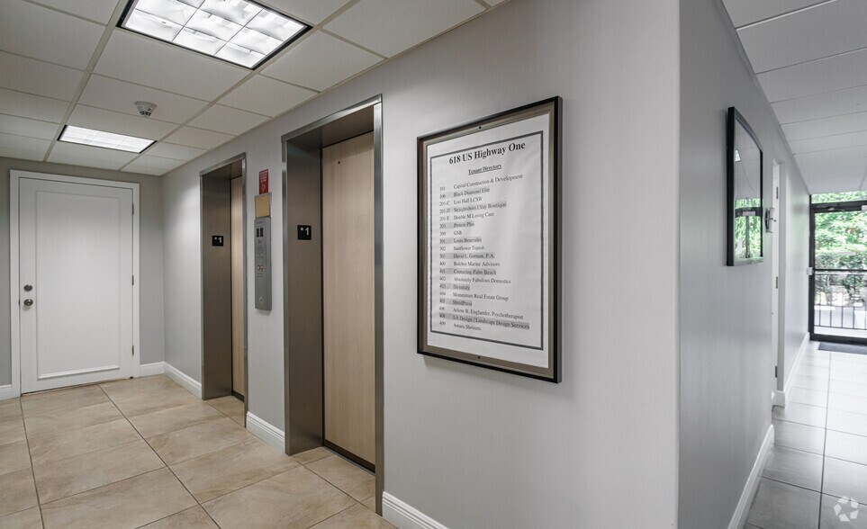 618 US Highway 1, North Palm Beach, FL à louer - Hall d’entrée – Image 3 sur 8