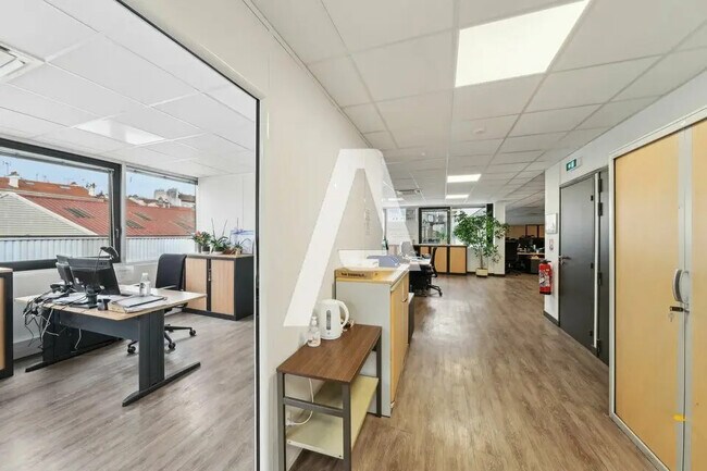 Plus de détails pour Local d'activités à louer