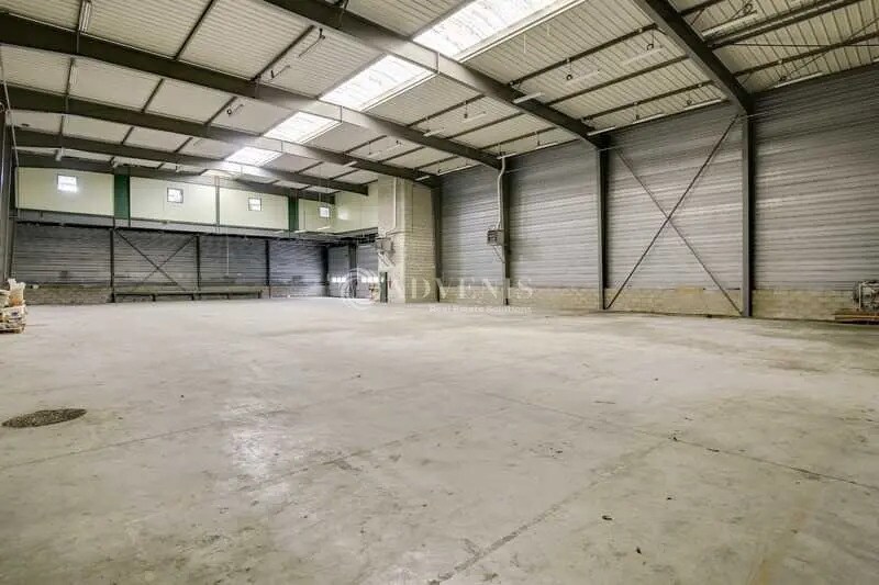 Local d’activités dans Montigny-le-Bretonneux à louer - Photo de l’immeuble – Image 1 sur 1