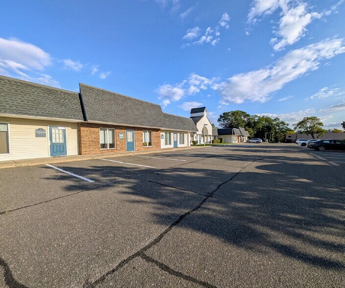 100 S Jersey Ave, East Setauket, NY à louer - Photo de l’immeuble – Image 3 sur 3