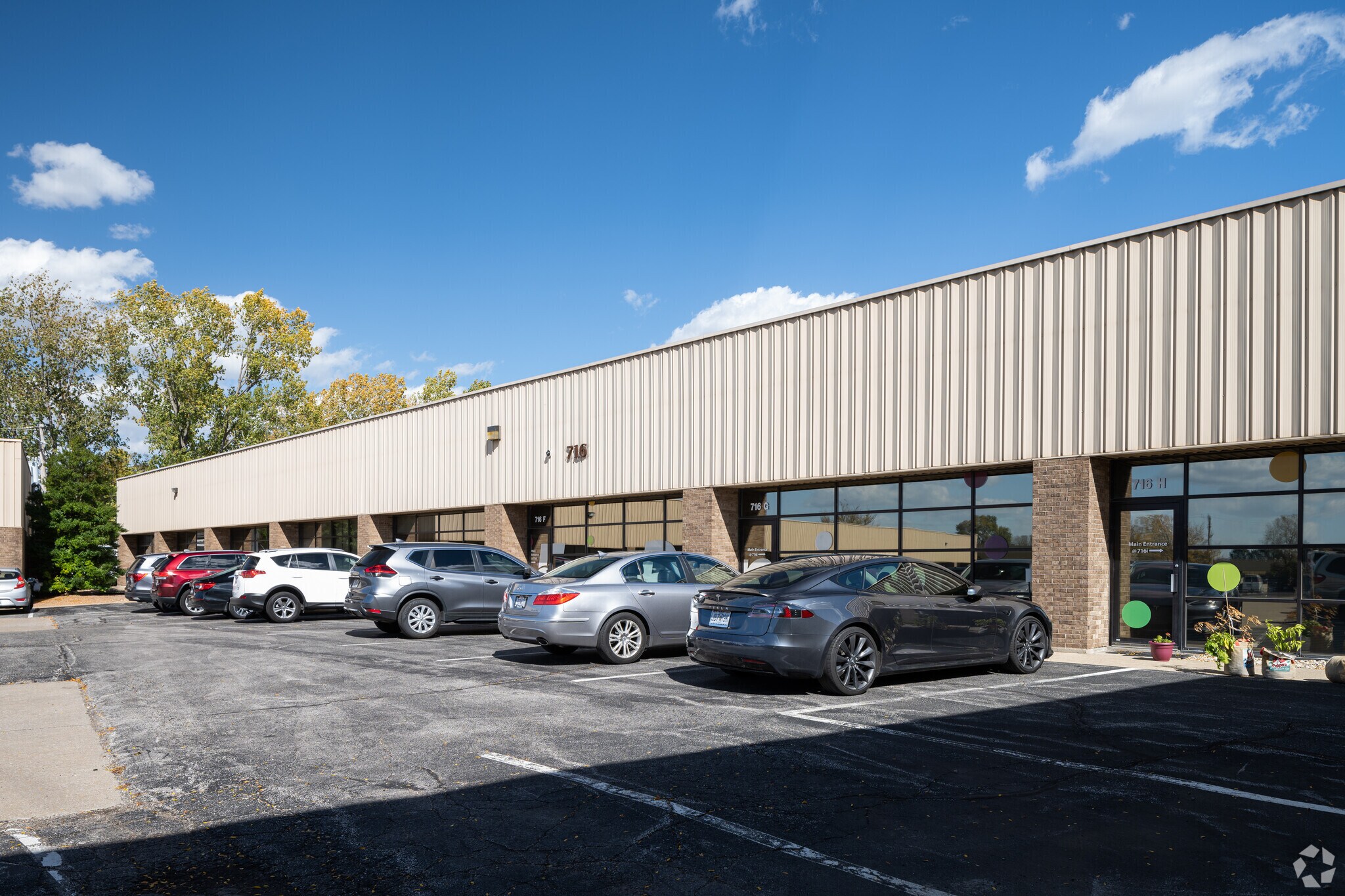 716 Crown Industrial Ct, Chesterfield, MO à louer Photo principale– Image 1 sur 5
