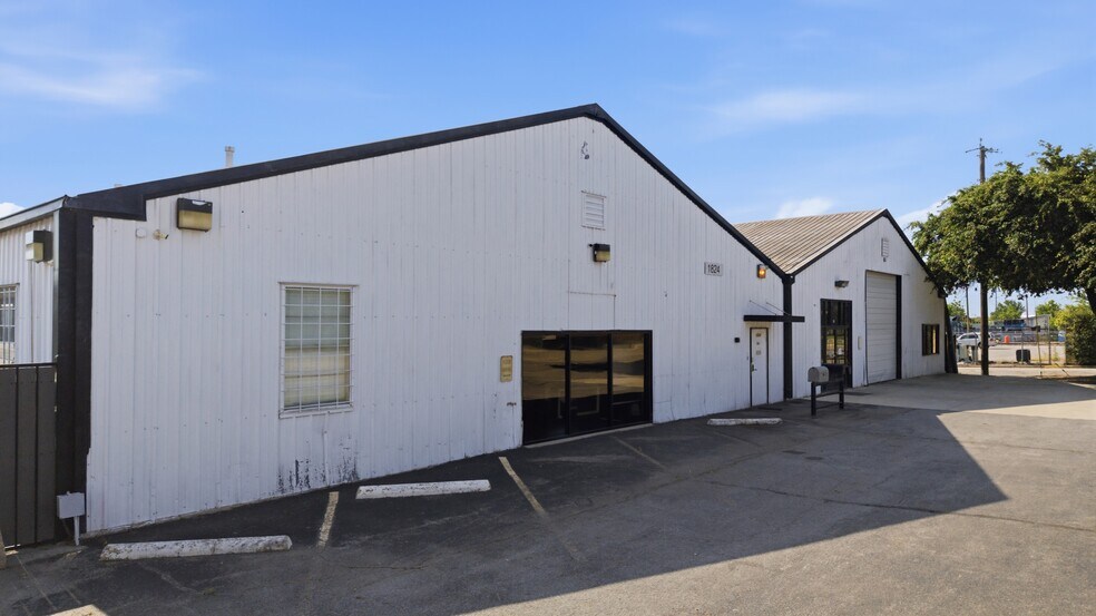 1824 N 1st St, Garland, TX à louer - Photo de l’immeuble – Image 2 sur 22