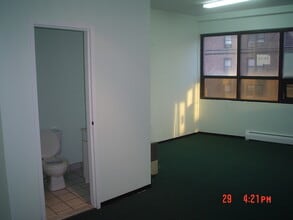 8612 Whitney Ave, Elmhurst, NY à louer Photo intérieure– Image 2 sur 6