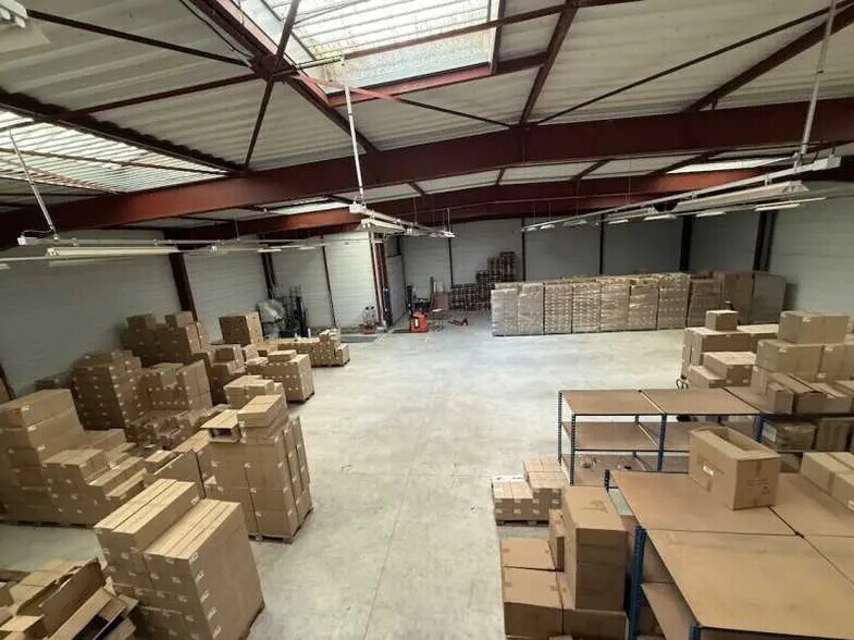 Local d’activités dans Saint-Jean-du-Cardonnay à louer - Photo de l’immeuble – Image 2 sur 4