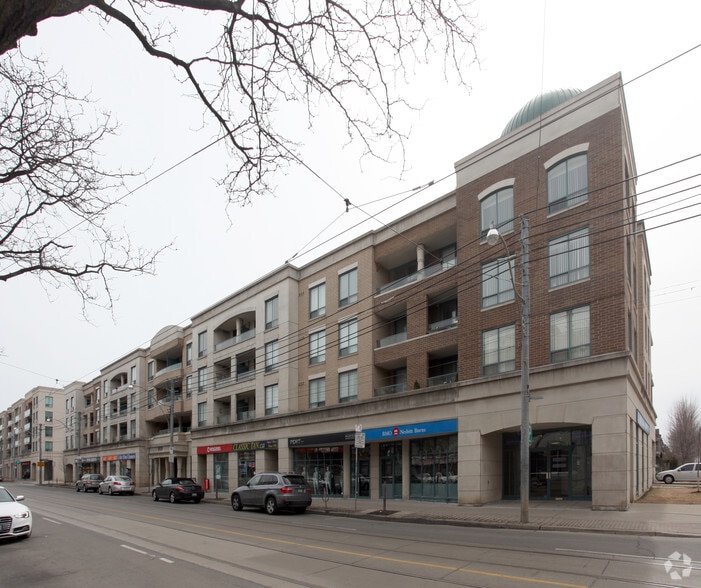 1813-1815 Queen St E, Toronto, ON à louer - Photo de l’immeuble – Image 2 sur 5
