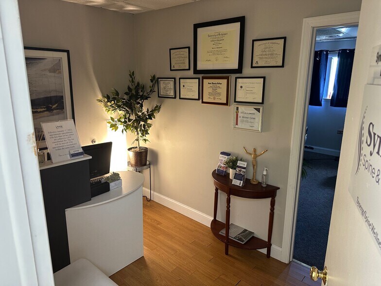 1100 New Britain Ave, West Hartford, CT à louer - Hall d’entrée – Image 2 sur 4