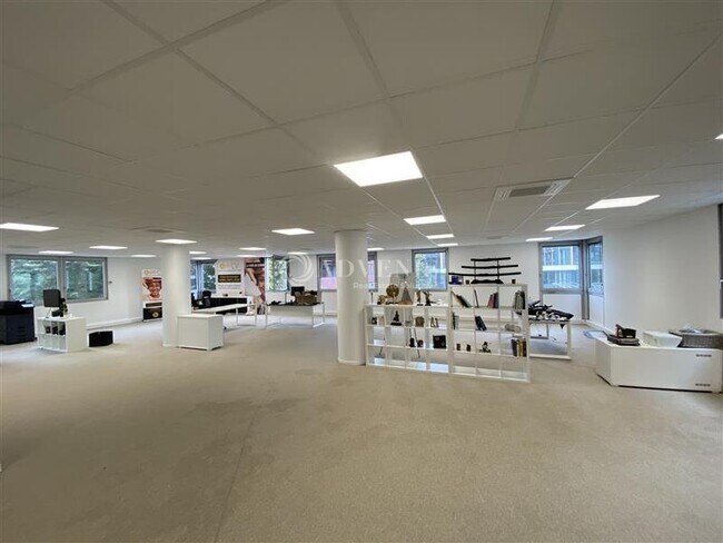 Plus de détails pour 15 Rue Joël Le Theule, Montigny-le-Bretonneux - Bureau à louer