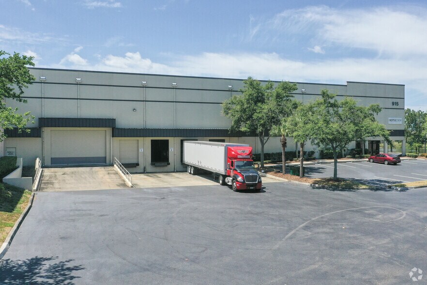 915-933 Chad Ln, Tampa, FL à louer - Photo de l’immeuble – Image 3 sur 20