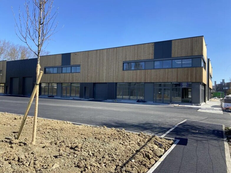 Local d'activités dans LA CHAPELLE-D'ARMENTIERES à vendre - Photo de l’immeuble – Image 2 sur 8