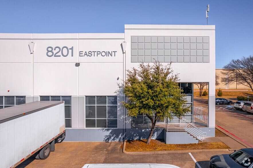 8181 Eastpoint Dr, Dallas, TX à louer - Photo de l’immeuble – Image 3 sur 5