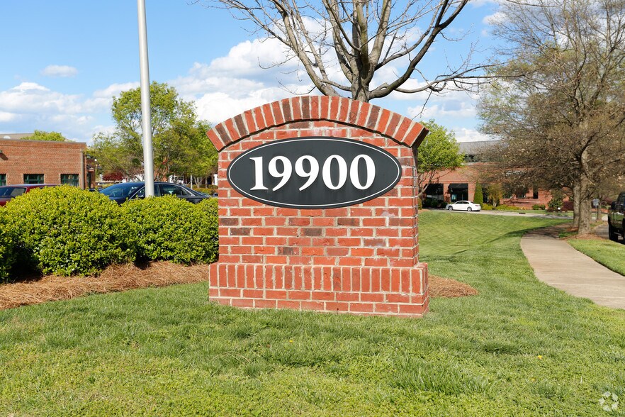 19900 W Catawba Ave, Cornelius, NC à louer - Photo de l’immeuble – Image 2 sur 12