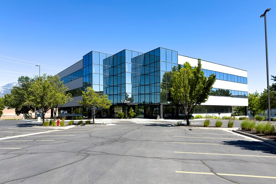10542 S Jordan Gtwy, South Jordan, UT à louer - Photo de l’immeuble – Image 3 sur 25