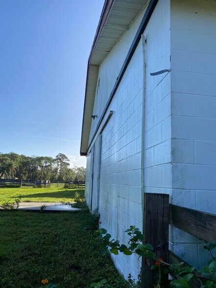 878 Lake Mills Rd, Oviedo, FL à louer - Photo de l’immeuble – Image 2 sur 7