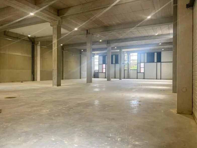 Local d’activités dans Élancourt à louer - Photo de l’immeuble – Image 3 sur 27