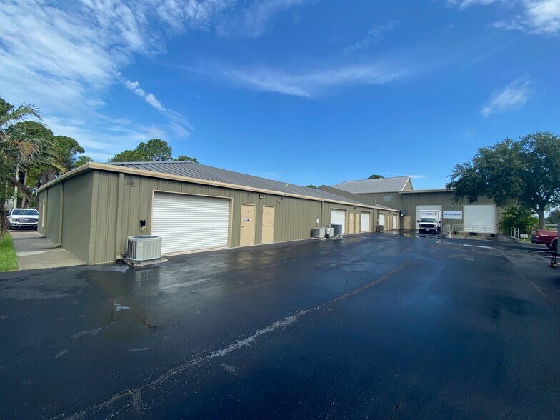 5131 Industry Dr, Melbourne, FL à louer - Photo de l’immeuble – Image 3 sur 3