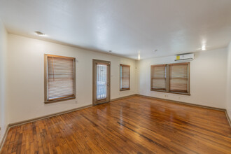 613 E Ashby Pl, San Antonio, TX à louer Photo de l’immeuble– Image 2 sur 12