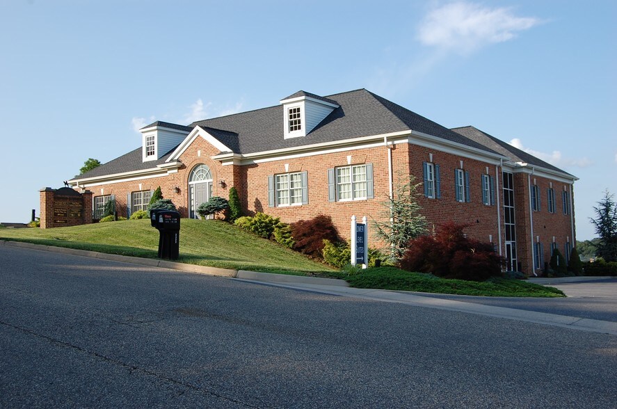 2322 Blue Stone Hills Dr, Harrisonburg, VA à louer - Photo de l’immeuble – Image 2 sur 5