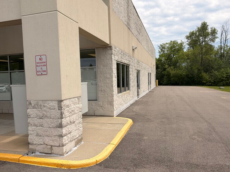 15 Commerce Dr, Grayslake, IL à louer - Photo de l’immeuble – Image 3 sur 14