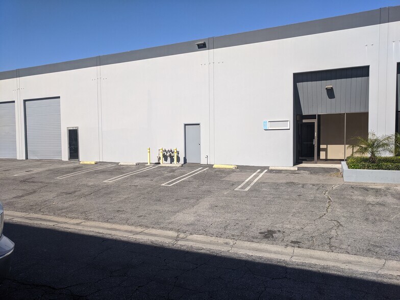 13012 Saticoy St, North Hollywood, CA à louer - Photo de l’immeuble – Image 2 sur 2