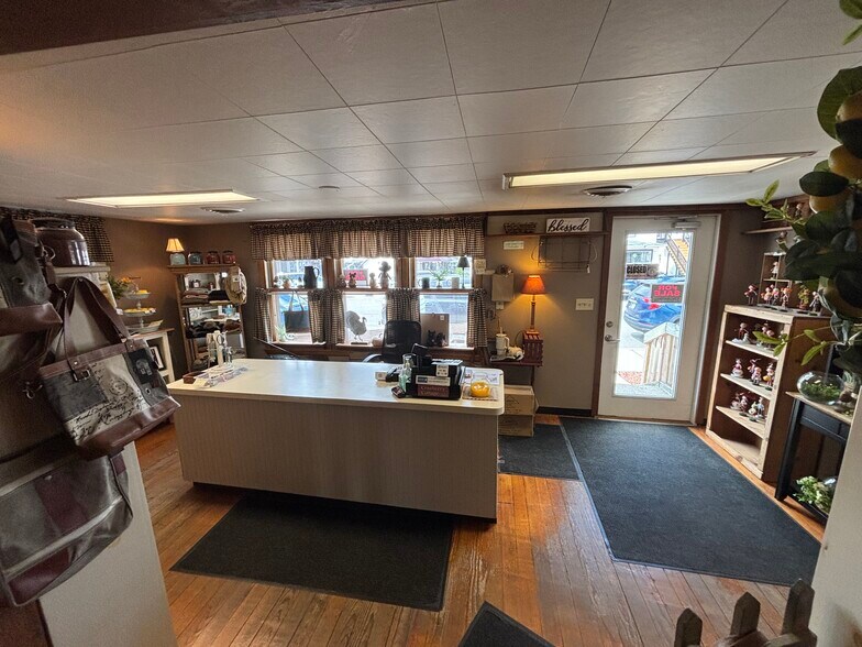 135 Harrison St st, Shipshewana, IN à vendre - Photo de l’immeuble – Image 2 sur 10