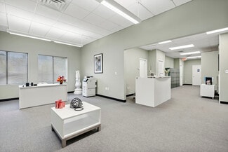 Plus de détails pour 170-200 Old Country Rd, Riverhead, NY - Local commercial à louer