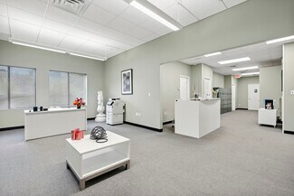 Plus de détails pour 170-200 Old Country Rd, Riverhead, NY - Local commercial à louer