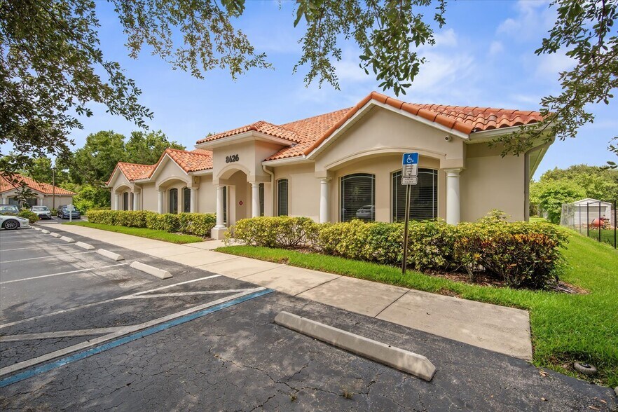 8626 N Himes Ave, Tampa, FL à louer - Photo de l’immeuble – Image 3 sur 31