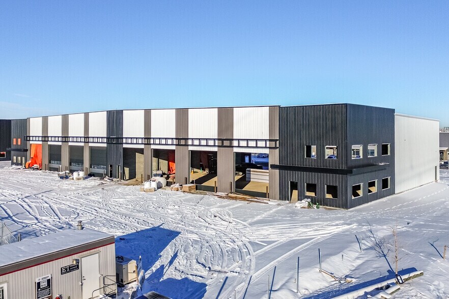 6 Wrangler Pl, Rocky View No 44, AB à louer - Photo de l’immeuble – Image 2 sur 7