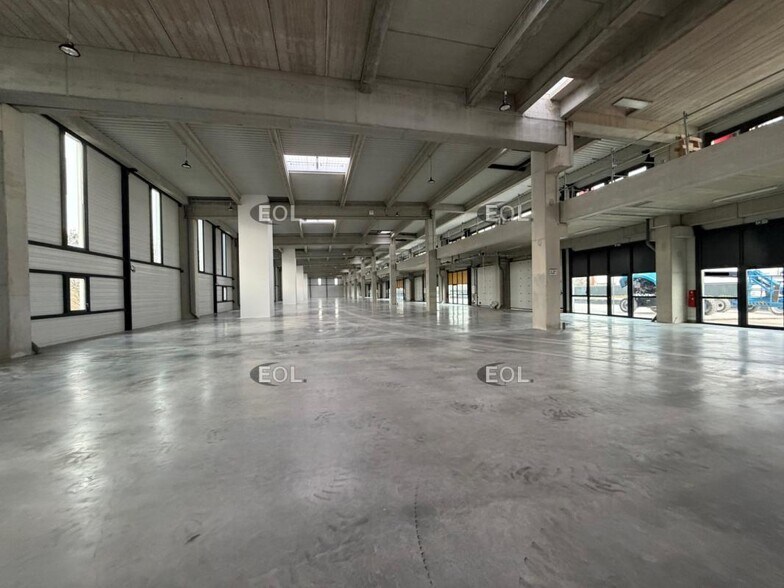 Local d’activités dans Bobigny à louer - Photo de l’immeuble – Image 2 sur 4