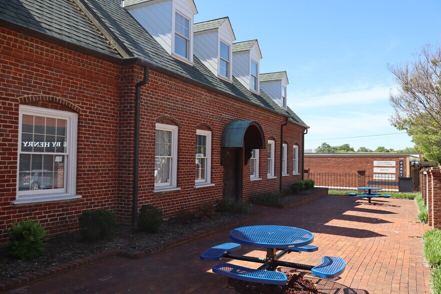 939 Burke St, Winston-Salem, NC à louer - Photo de l’immeuble – Image 3 sur 12