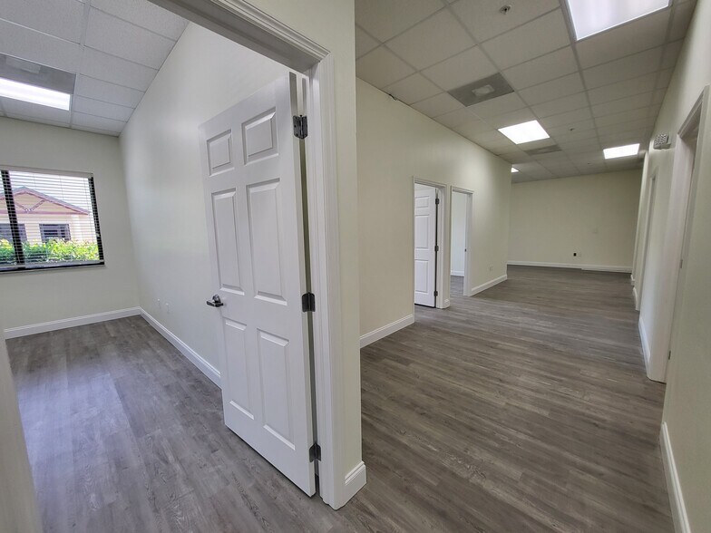 10970 S Cleveland Ave, Fort Myers, FL à vendre - Photo intérieure – Image 3 sur 12