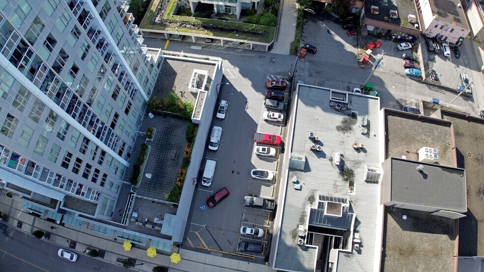 137 E 15th St, North Vancouver, BC à vendre - Aérien – Image 2 sur 4