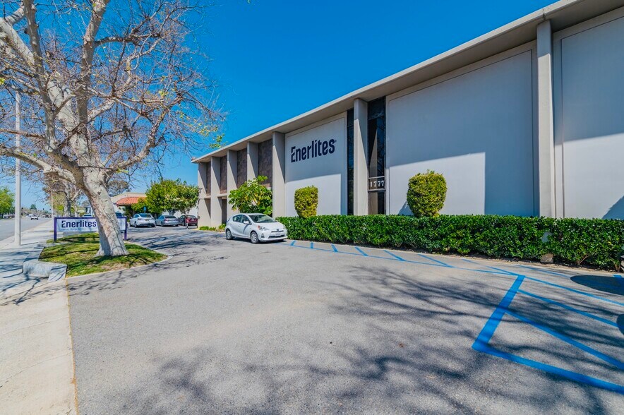 1781 McGaw Ave, Irvine, CA à louer - Photo de l’immeuble – Image 3 sur 21