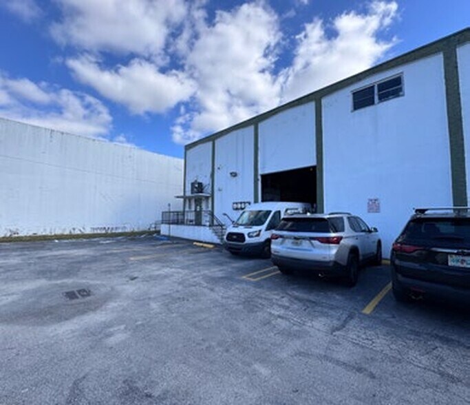 9869 NW 79th Ave, Medley, FL à louer - Photo de l’immeuble – Image 2 sur 8