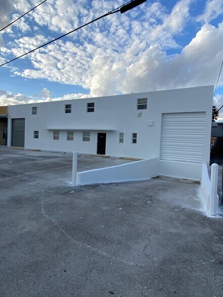 1705-1707 W 32nd Pl, Hialeah, FL à louer - Photo de l’immeuble – Image 2 sur 9