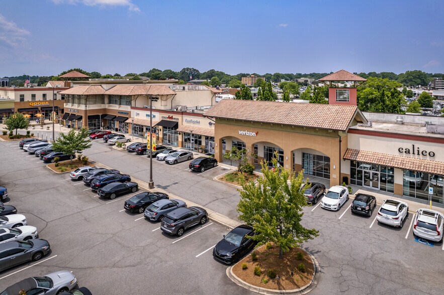 1600-1730 E Woodlawn Rd, Charlotte, NC à louer - Photo de l’immeuble – Image 2 sur 10