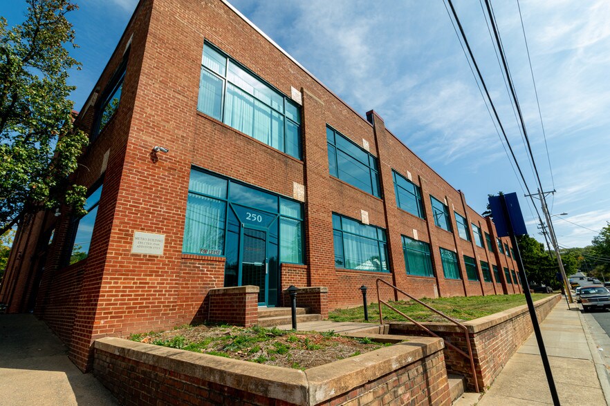 250 E Elizabeth St, Harrisonburg, VA à louer - Photo de l’immeuble – Image 2 sur 3