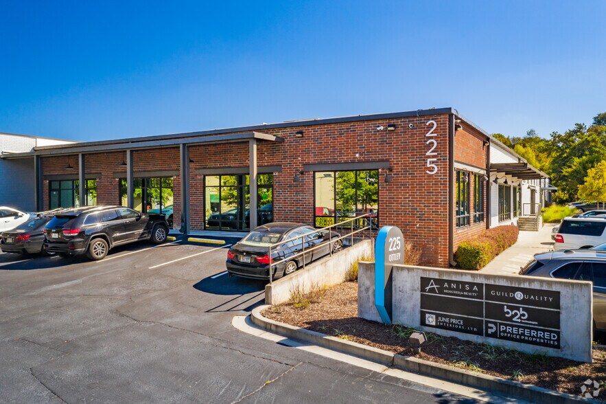 225 Ottley Dr NE, Atlanta, GA à louer - Photo de l’immeuble – Image 3 sur 12