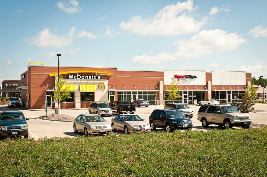 675 Pacha Pkwy, North Liberty, IA à louer - Photo de l’immeuble – Image 3 sur 3