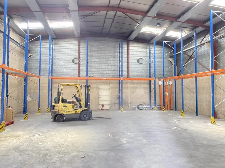 Local d’activités dans Genas à louer - Photo de l’immeuble – Image 2 sur 12