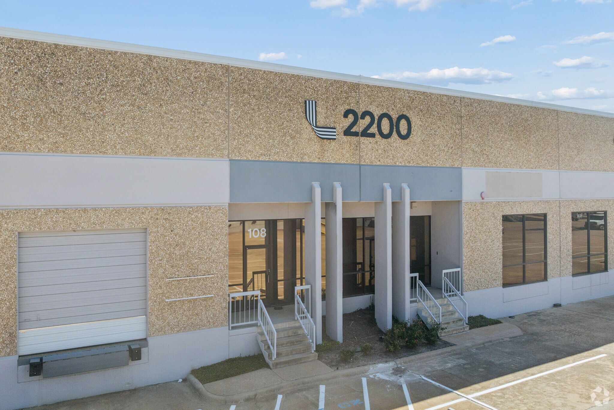 2200 Denton Dr, Austin, TX à louer Photo principale– Image 1 sur 31