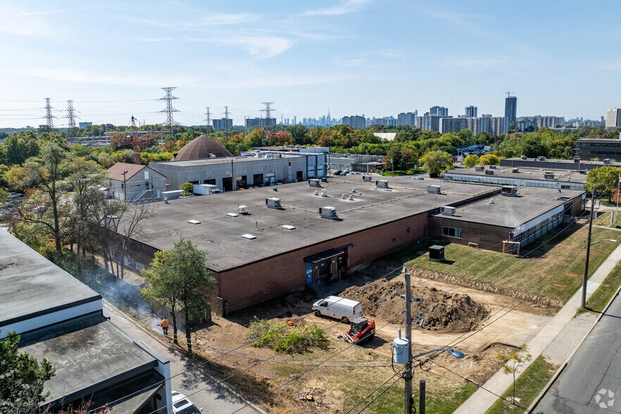 35 Mobile Dr, Toronto, ON à louer - Photo de l’immeuble – Image 2 sur 4