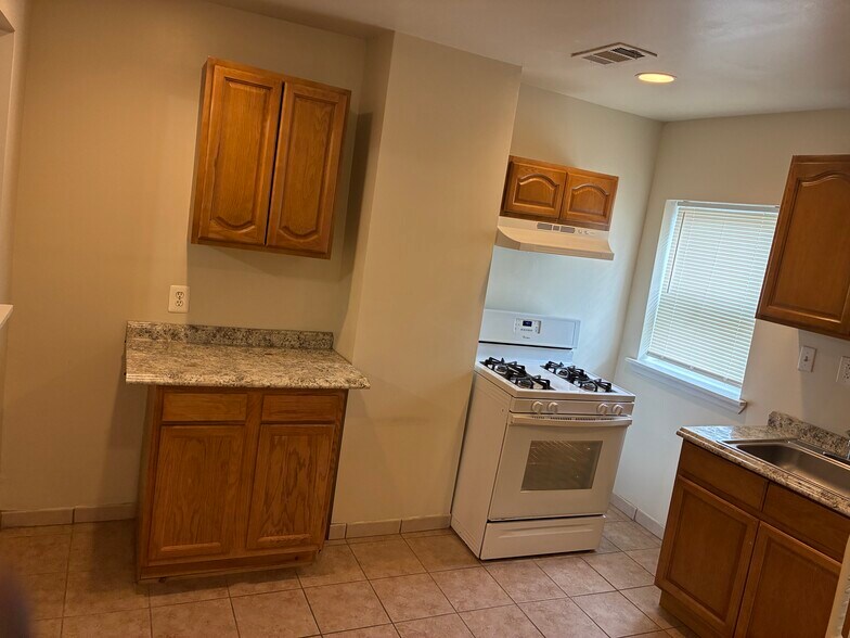2712 Pennsylvania Ave, Baltimore, MD à louer - Photo de l’immeuble – Image 2 sur 46