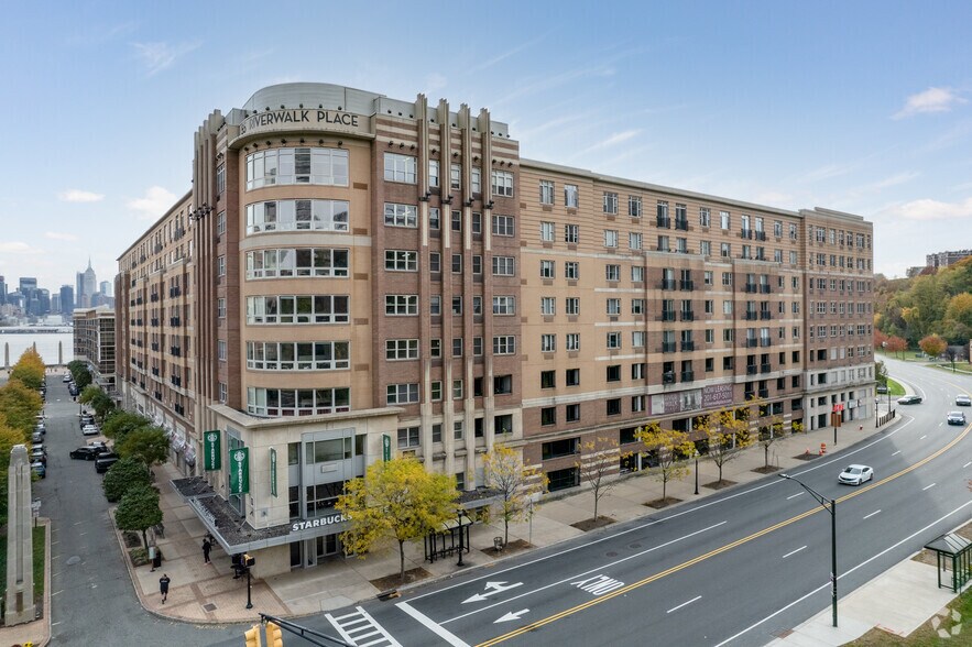 22 Avenue At Port Imperial Ave, West New York, NJ à louer - Photo de l’immeuble – Image 2 sur 8