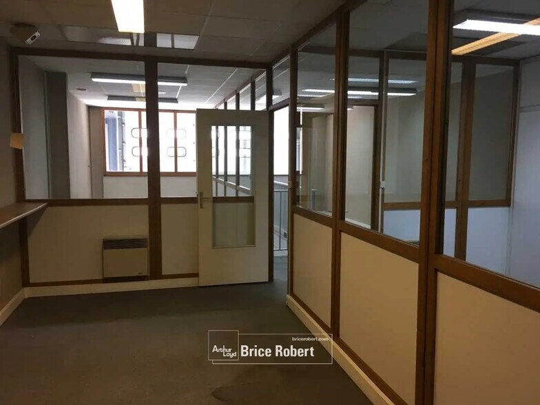 Bureau dans Vénissieux à louer - Photo de l’immeuble – Image 2 sur 5