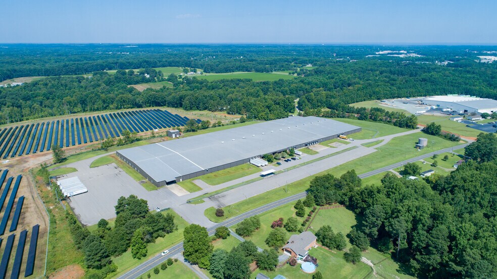 546 Harvey Faulk Rd, Sanford, NC à louer - Photo de l’immeuble – Image 1 sur 12