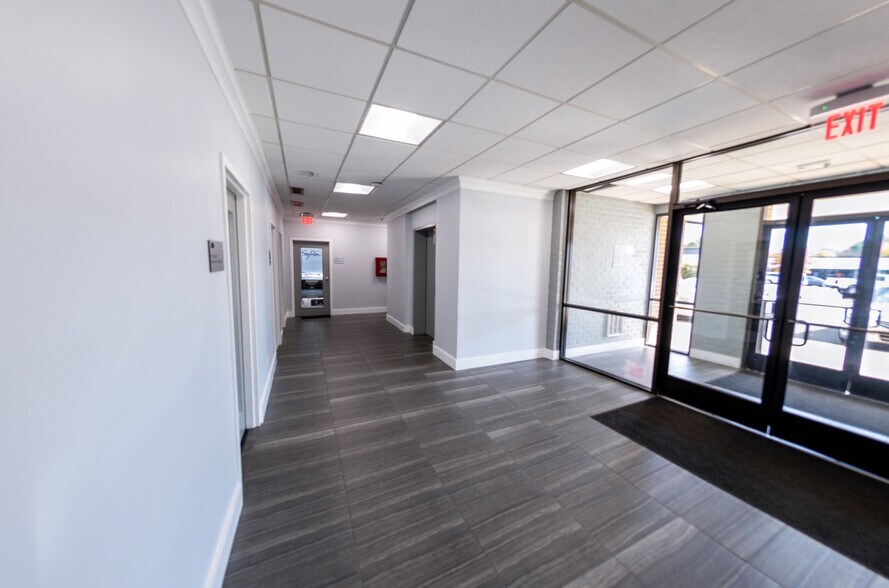 2579 John Milton Dr, Herndon, VA à louer - Hall d’entrée – Image 2 sur 6