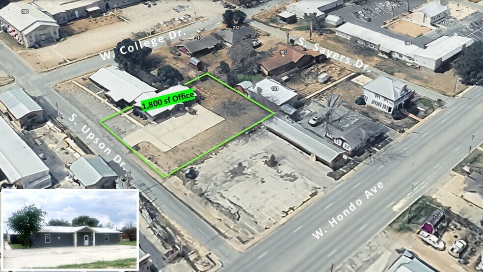 200 W College Ave, Devine, TX à louer - Photo de l’immeuble – Image 2 sur 14