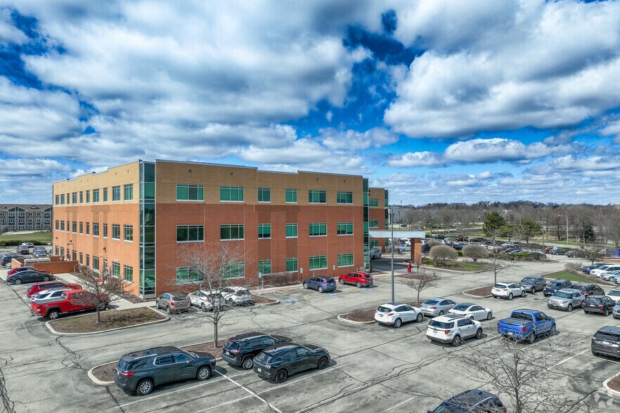 525 E Congress Pky, Crystal Lake, IL à louer - Photo de l’immeuble – Image 2 sur 7