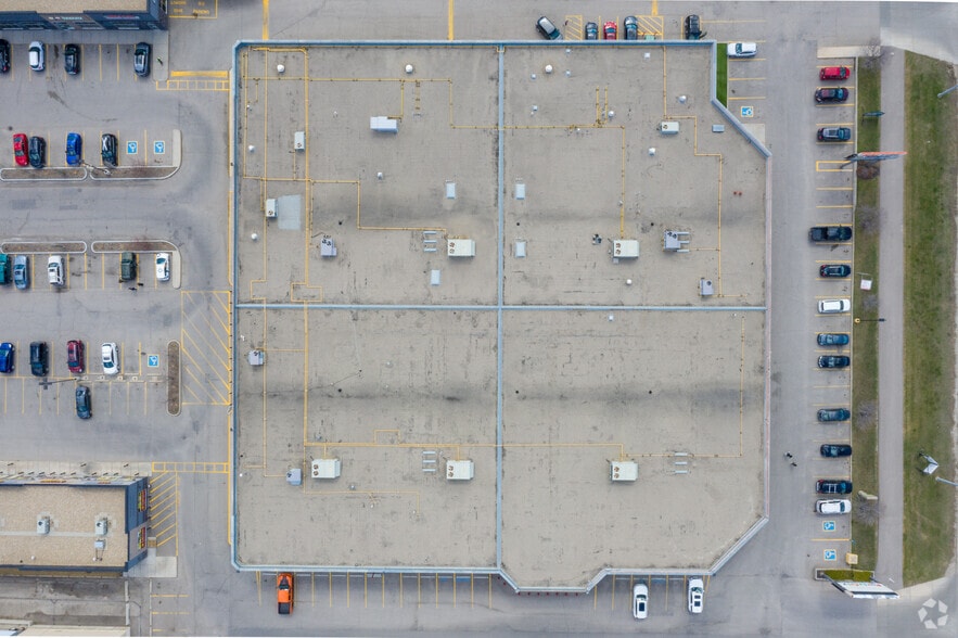 9950 Macleod Trl SE, Calgary, AB à louer - Photo de l’immeuble – Image 2 sur 8